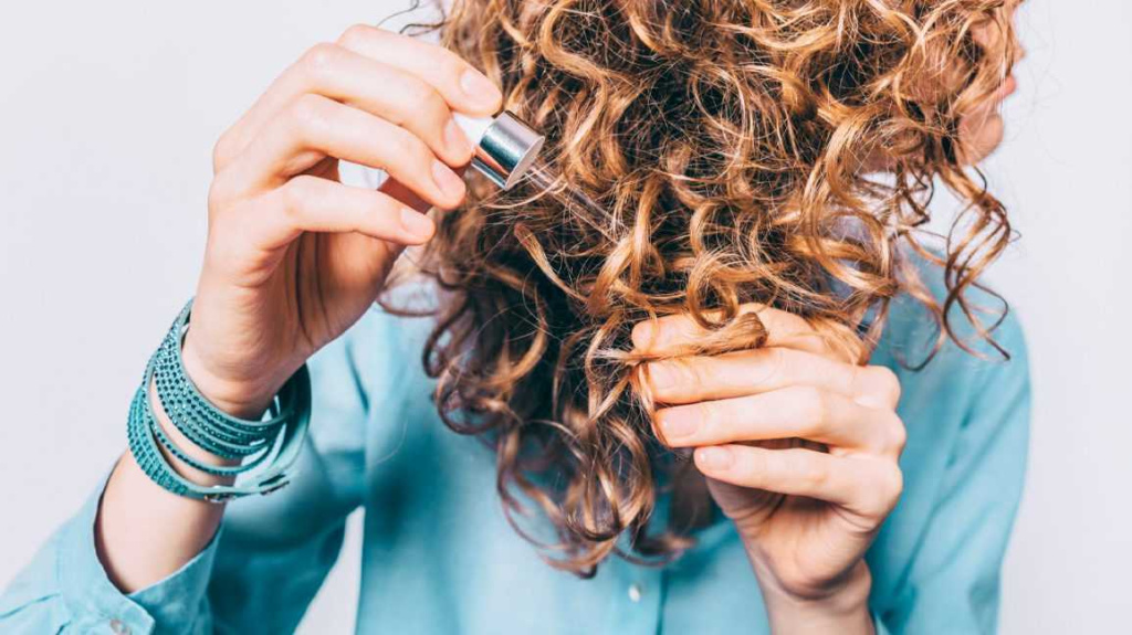 Что делать, чтобы волосы не пушились: 9 лайфхаков и 8 продуктов | BURO.